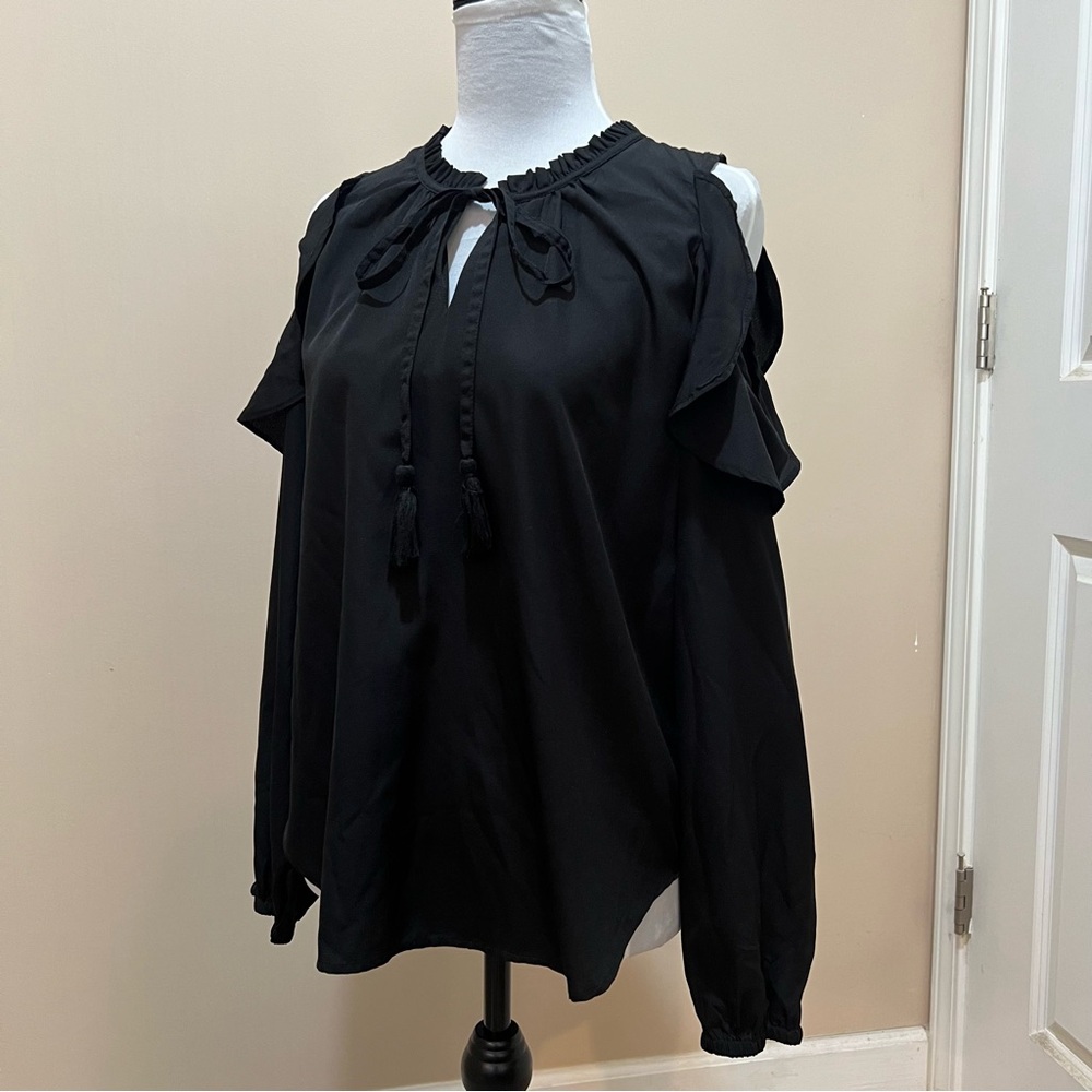 Kensie Jeans Women’s Black Cold Shoulder Long Sleeve Lightweight Top. Size Small